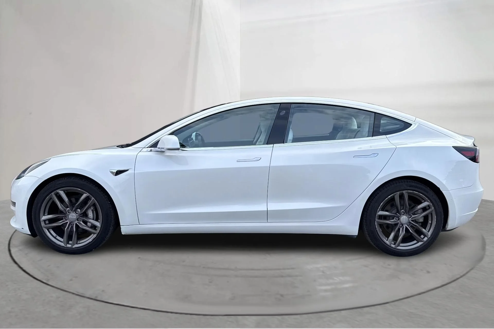 Tesla Model 3 Long range - widok 3