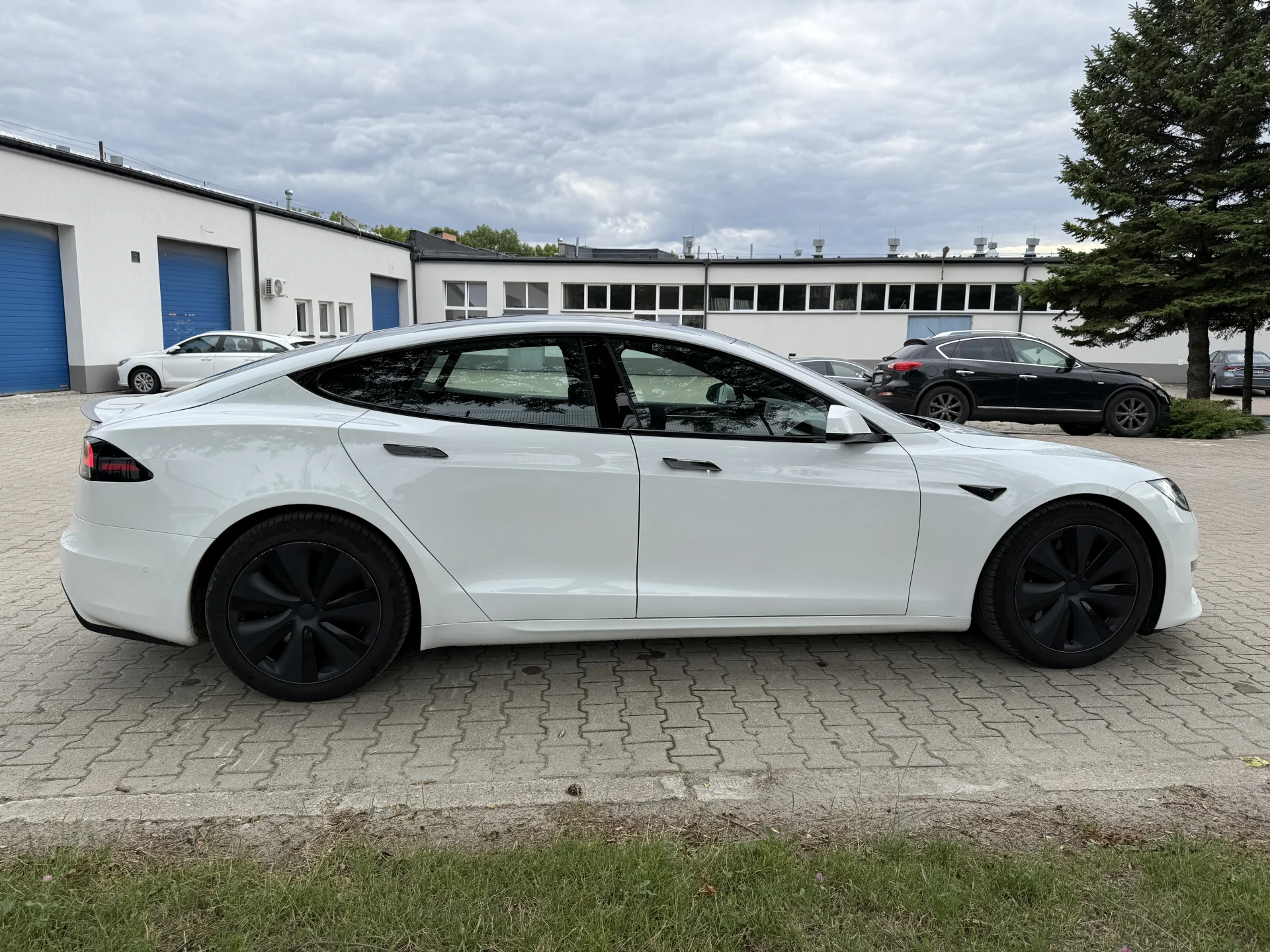 Tesla Model S Plaid - widok 8