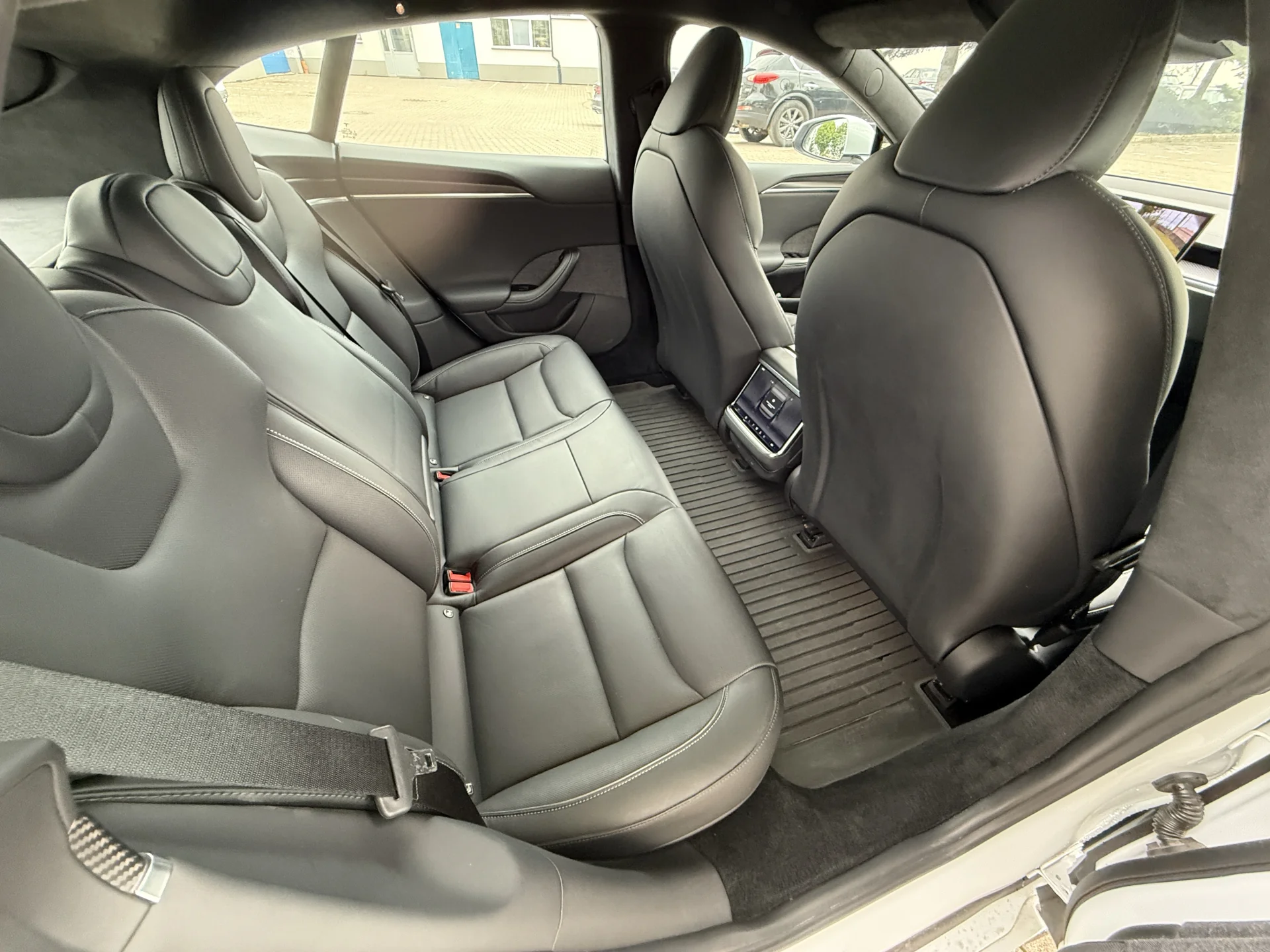 Tesla Model S Plaid - widok 11