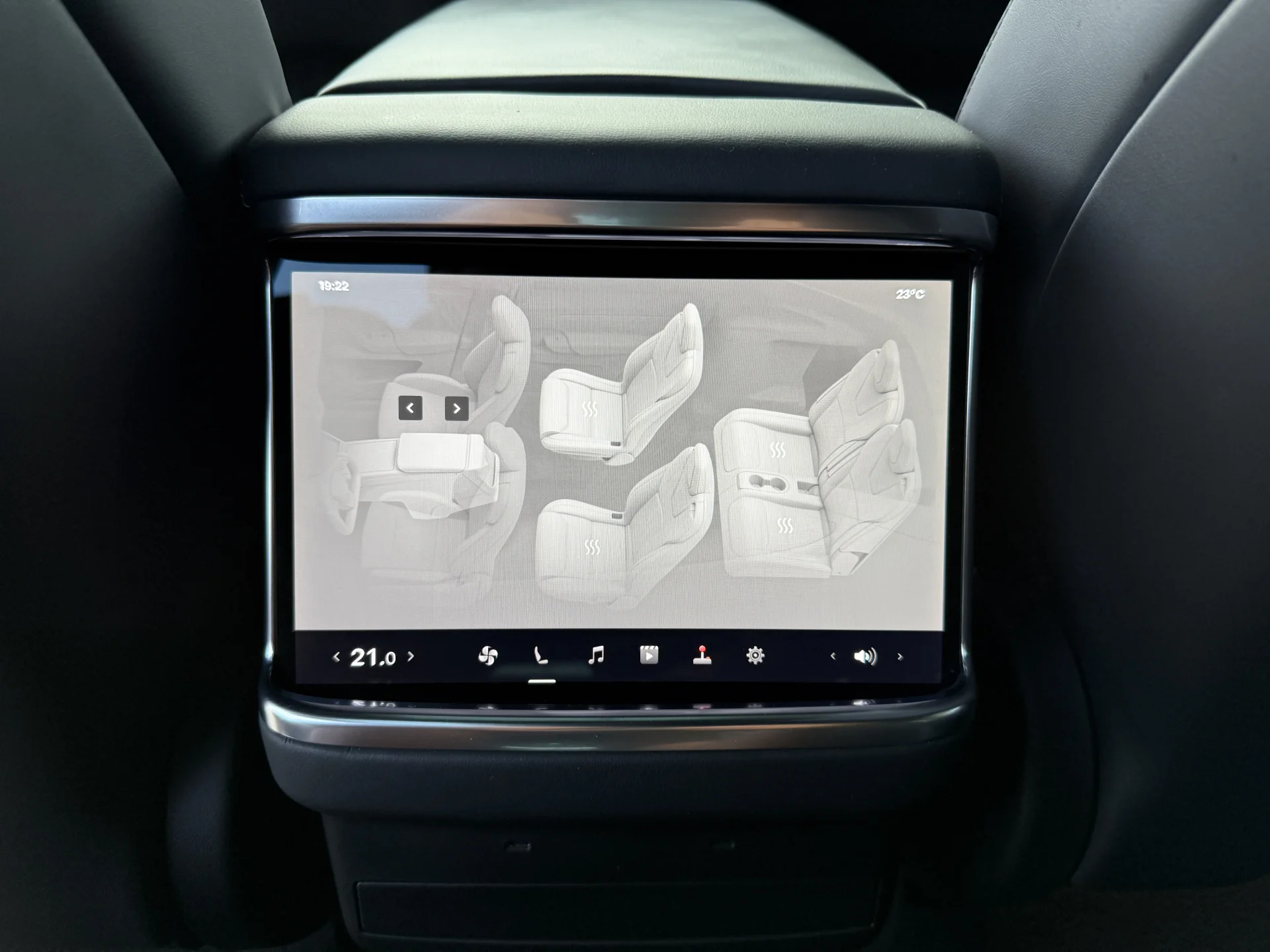 Tesla Model X Plaid - widok 19