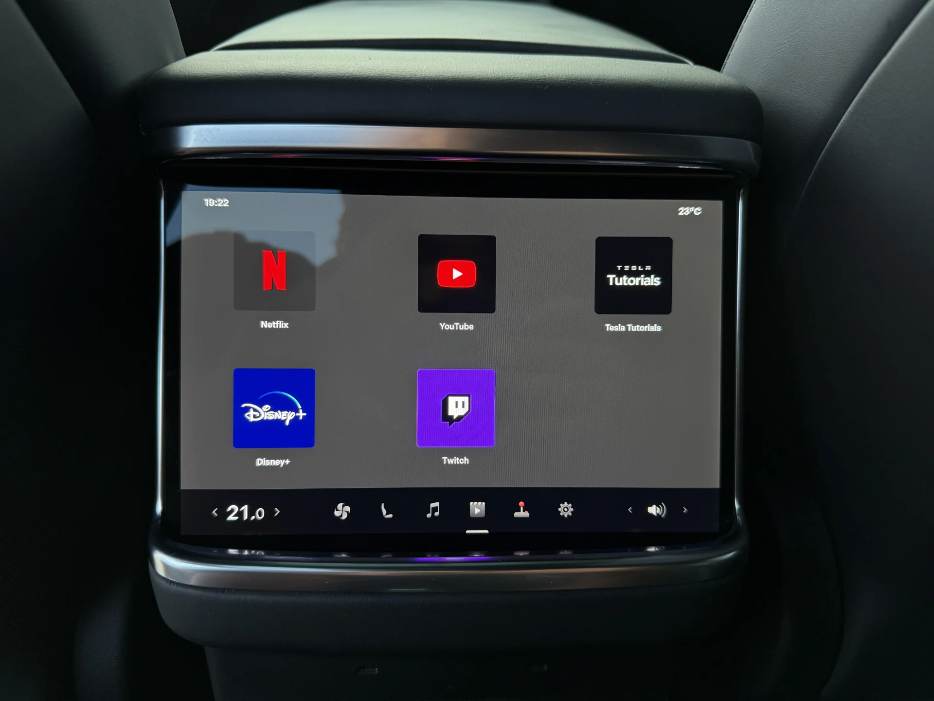 Tesla Model X Plaid - widok 20
