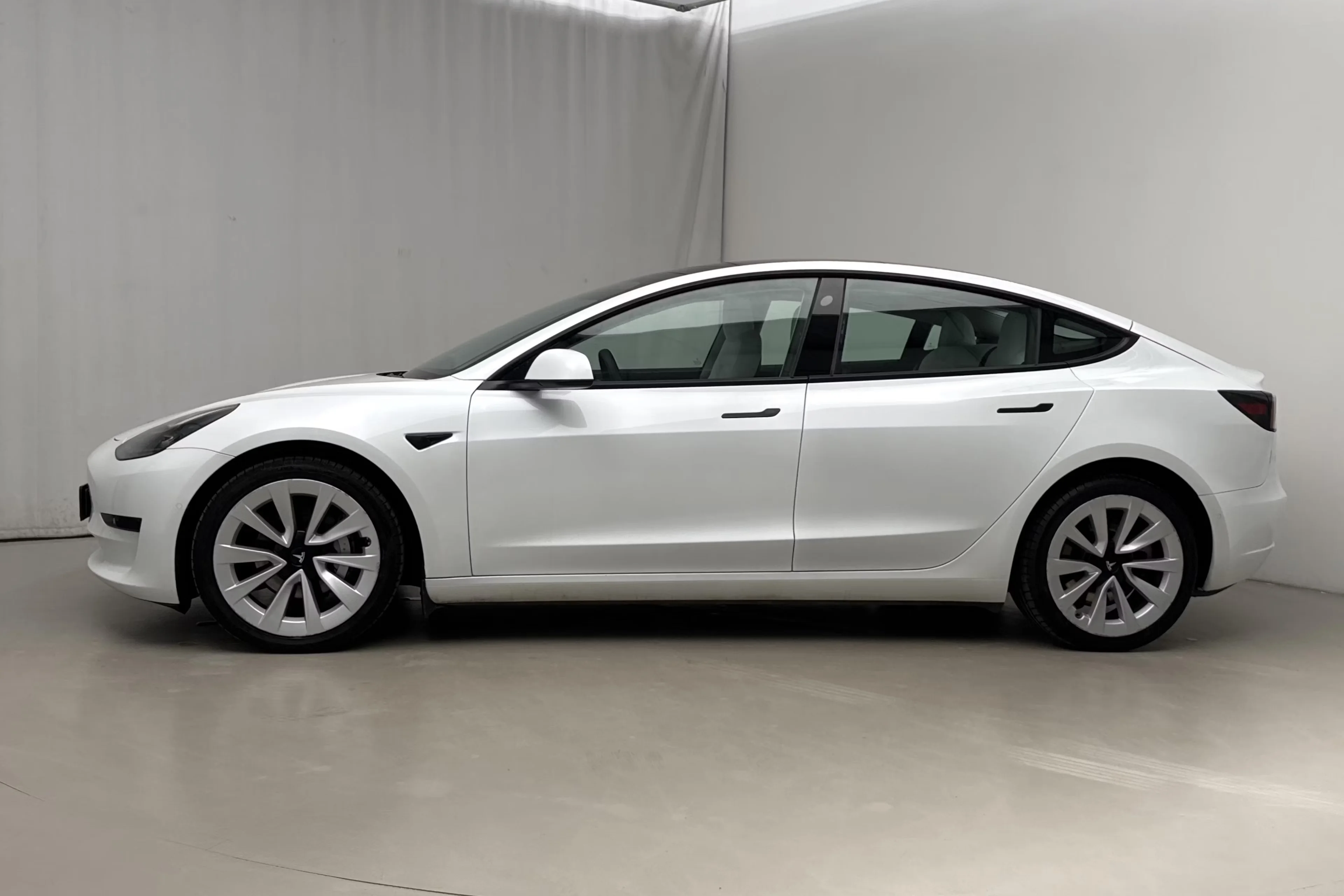 Tesla Model 3 Standard Range Plus - widok 3
