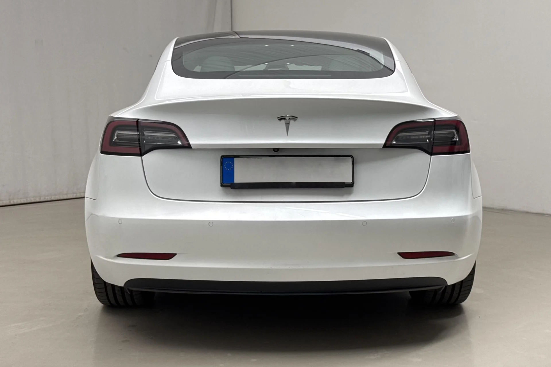 Tesla Model 3 Standard Range Plus - widok 4