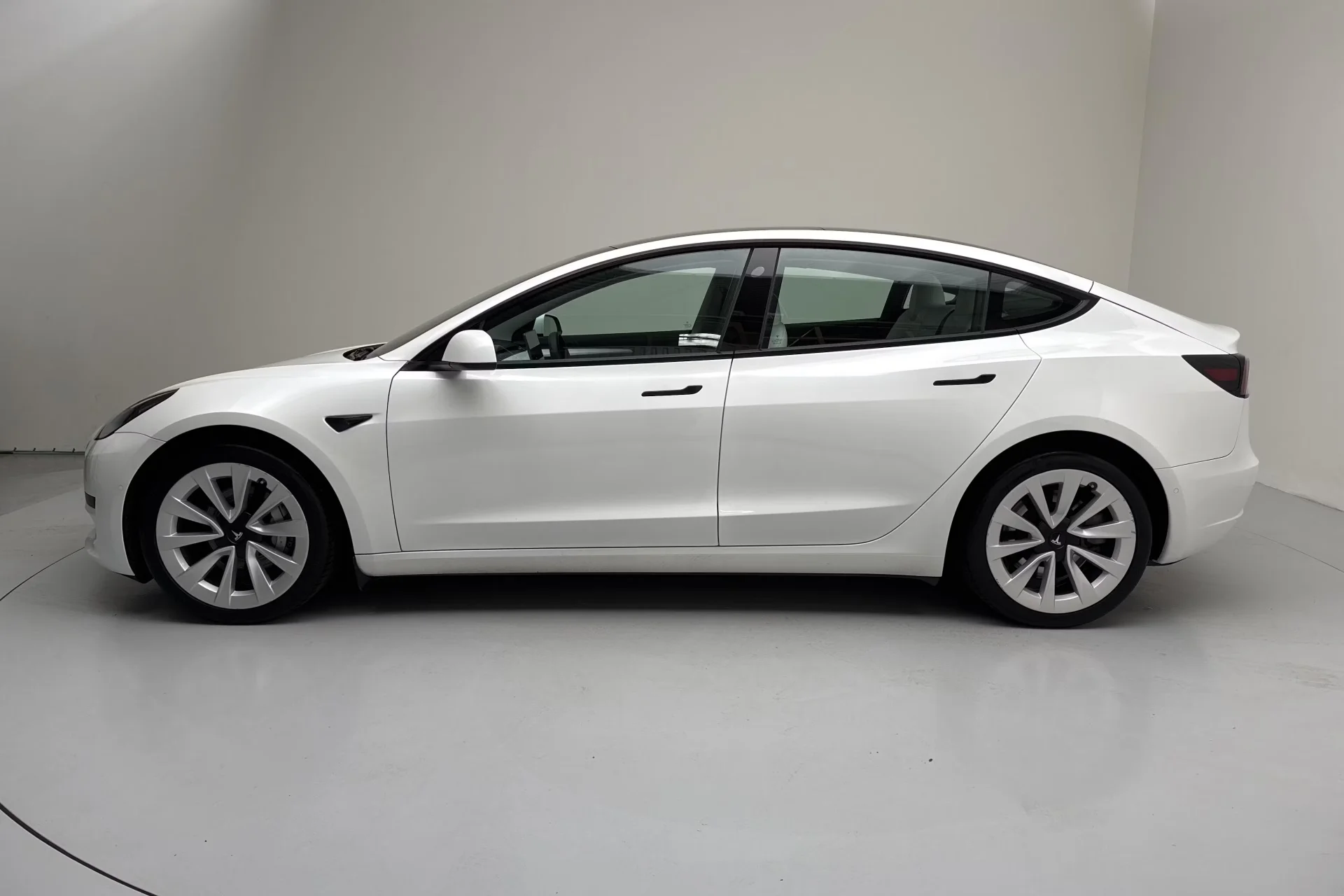 Tesla Model 3 Standard Range Plus - widok 3