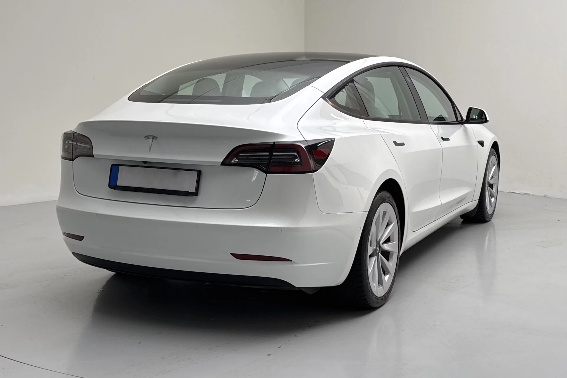 Tesla Model 3 Standard Range Plus - widok 5