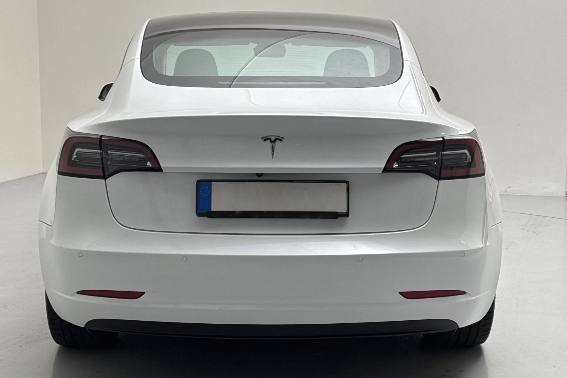 Tesla Model 3 Standard Range Plus - widok 4