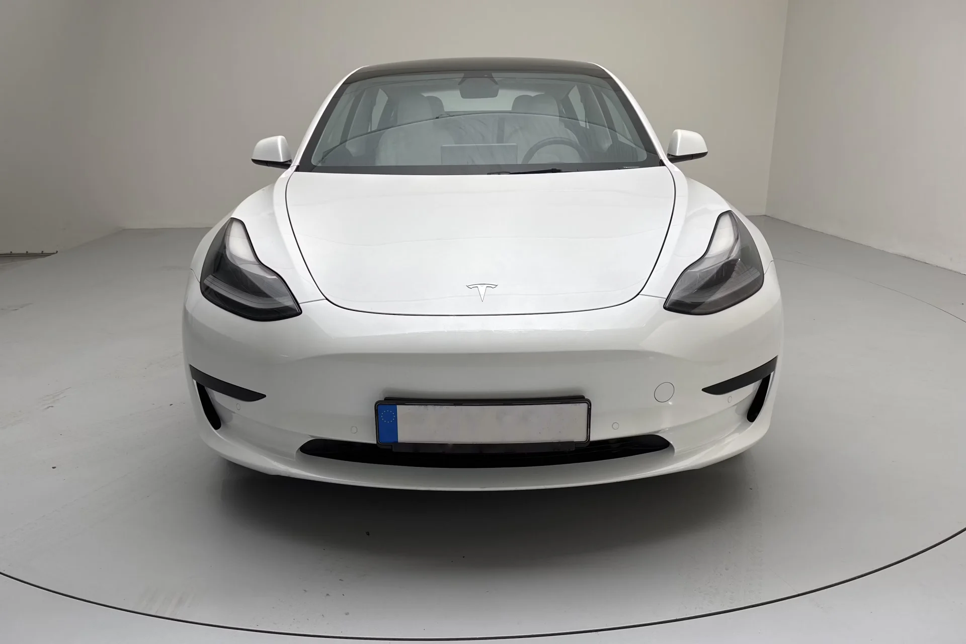 Tesla Model 3 Standard Range Plus - widok 2