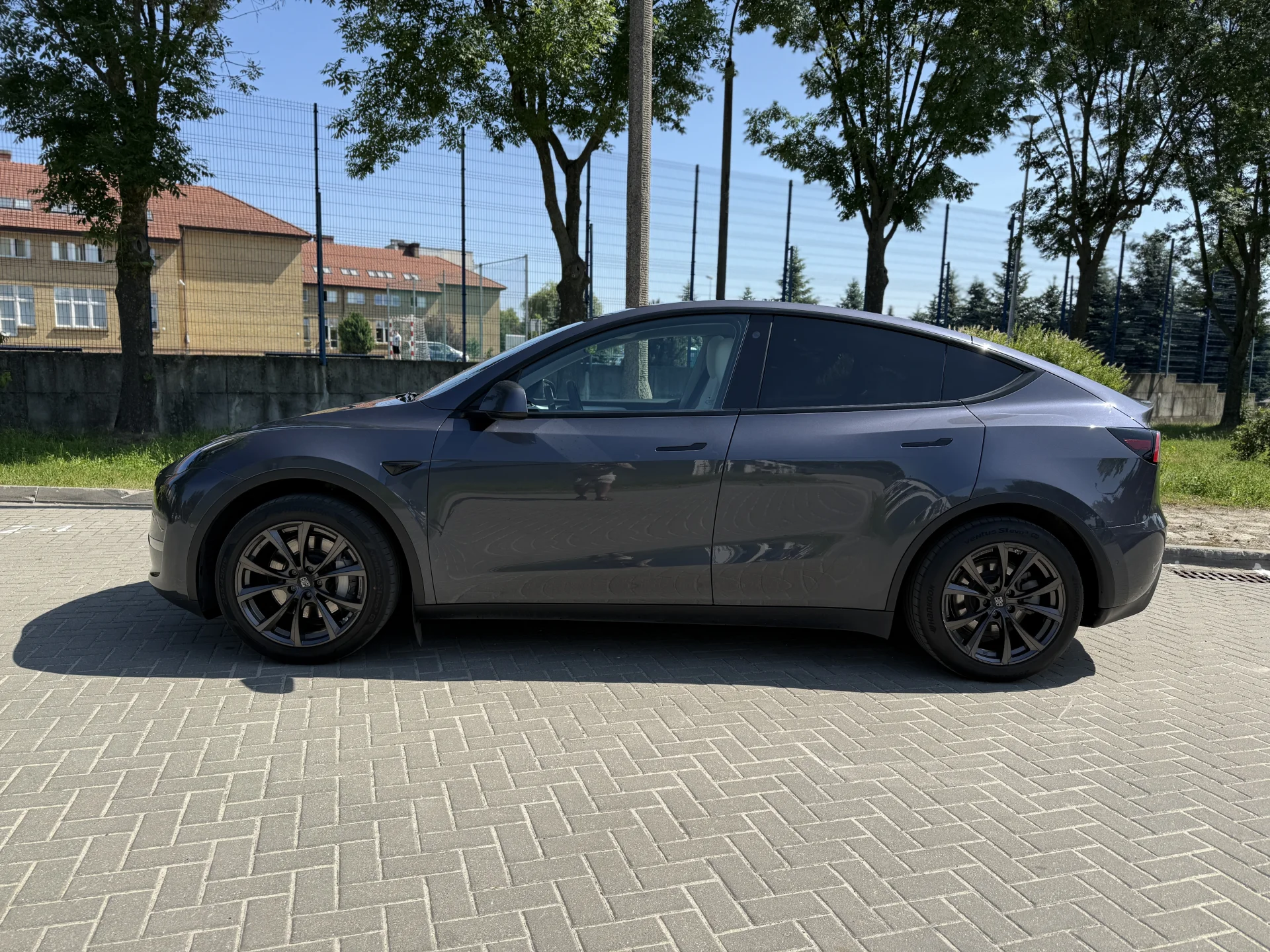Tesla Model Y Long range - widok 3