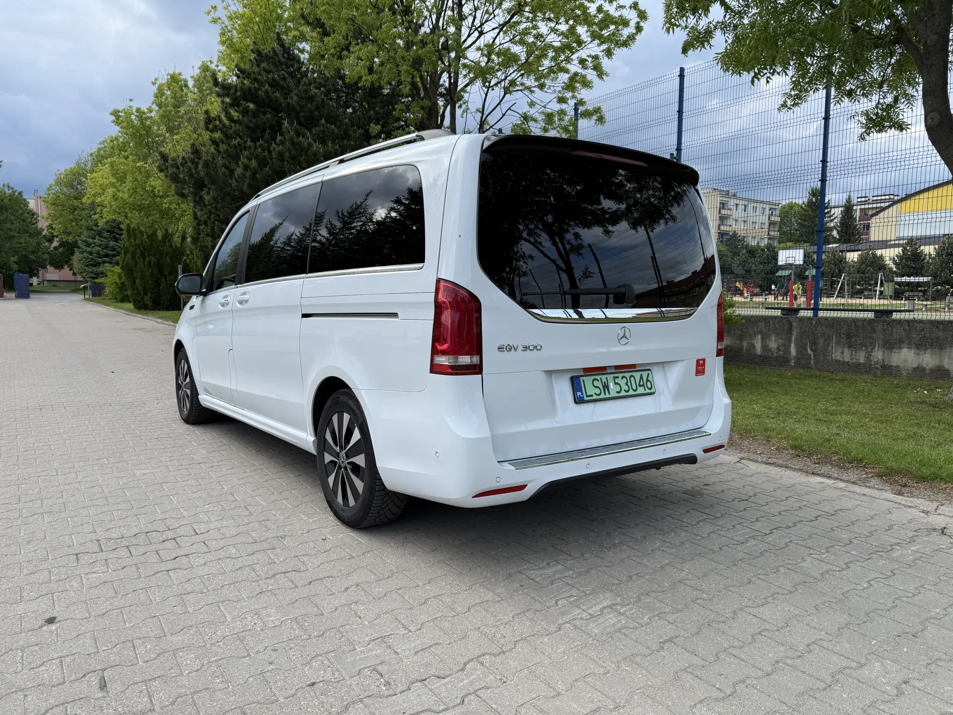Mercedes EQV 300 Lang Avangarde line - widok 4