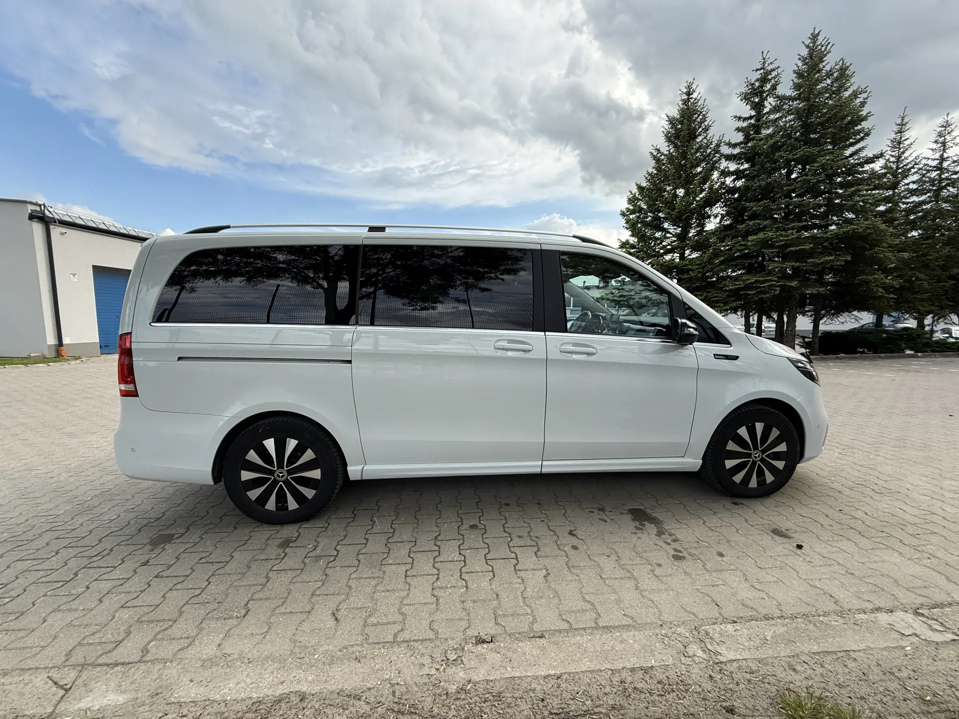 Mercedes EQV 300 Lang Avangarde line - widok 6
