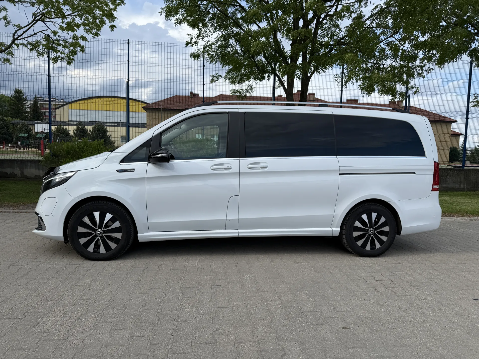 Mercedes EQV 300 Lang Avangarde line - widok 3