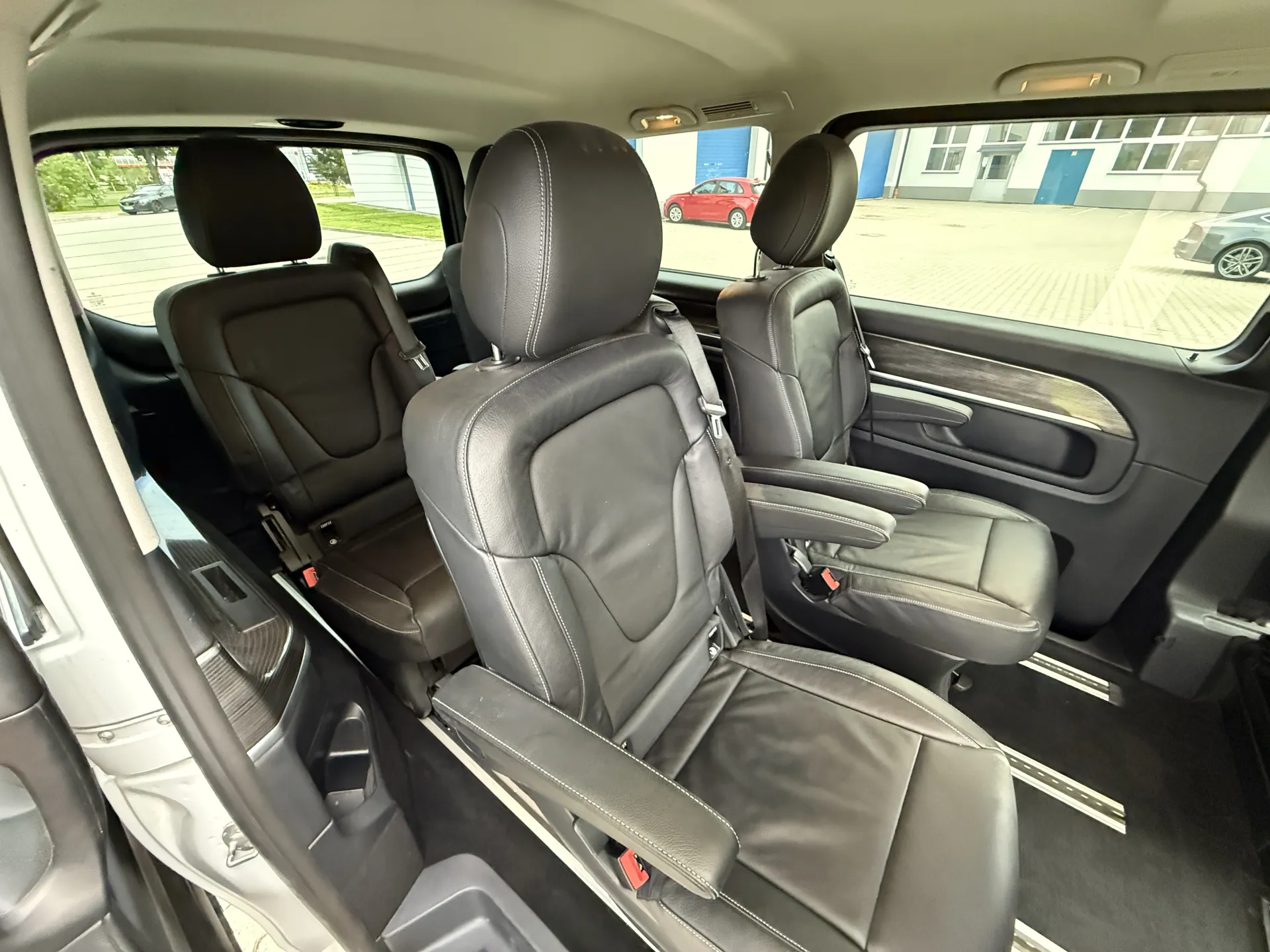 Mercedes EQV 300 Lang Avangarde line - widok 12